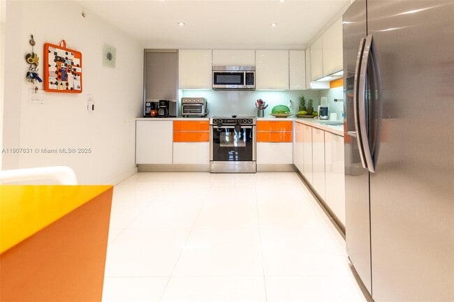 Building Photo - 8877 Collins Ave