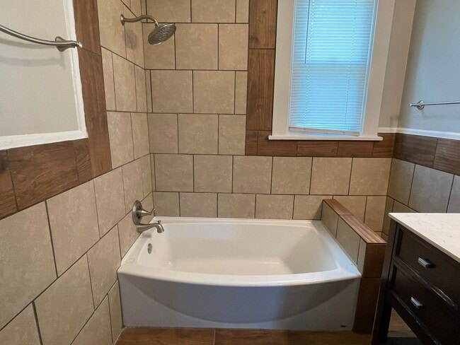 Building Photo - 3 Bedroom 1 Bath Single story