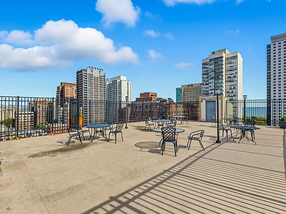 Building Photo - 450 W Briar Pl