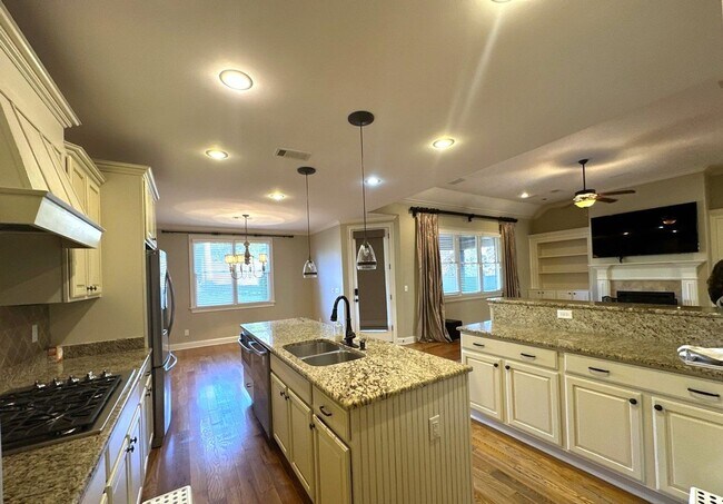 Building Photo - 5 Bedroom /4 Bath House in LAKELAND!!!