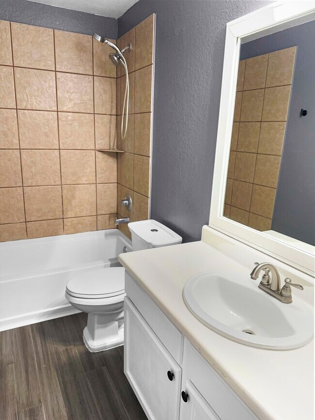 Building Photo - Immediate Move In Available