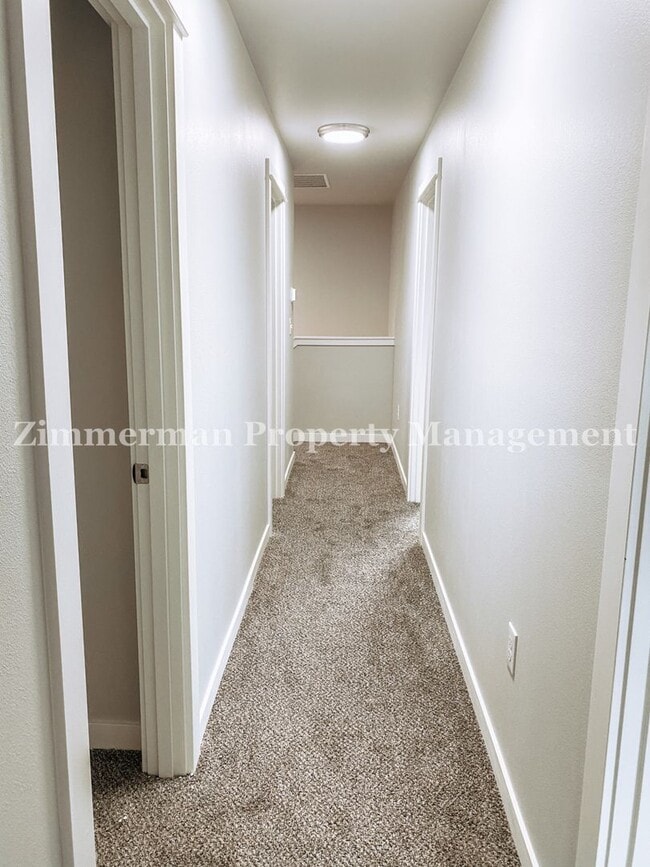 Building Photo - 3 Bedroom 2.5 Bathroom Townhome!