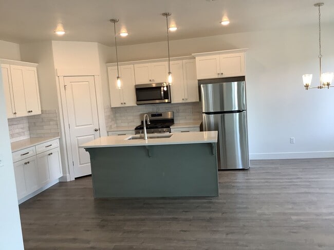 Building Photo - FREE FIRST MONTH'S RENT - New Construction Townhome Located in Prime Saratoga Springs Location