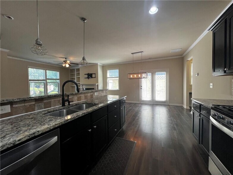 Building Photo - 750 Village Field Ct NW