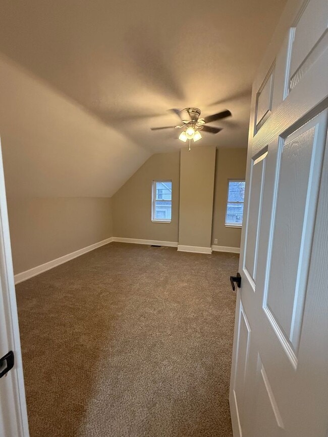 Building Photo - Welcome to this charming 3-bedroom, 2-bath...