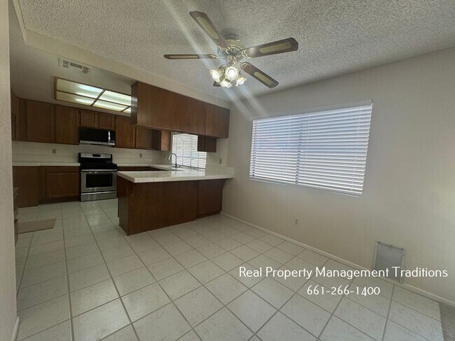 Building Photo - 4 + 3 Pool Home in West Lancaster