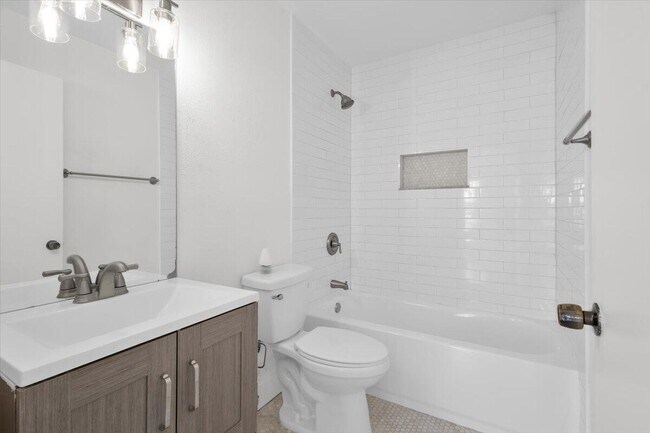 Building Photo - 841 NW Riverside Dr