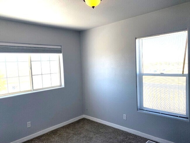 Building Photo - 3 bedroom home in Spring Creek with a garage