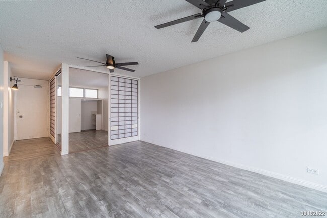 Building Photo - Upgraded 2BR 1BA 1PARKING near Waikiki & UH Manoa! Dishwasher & Washer/Dryer In Unit!