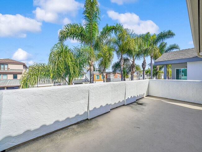Building Photo - 907 E Balboa Blvd