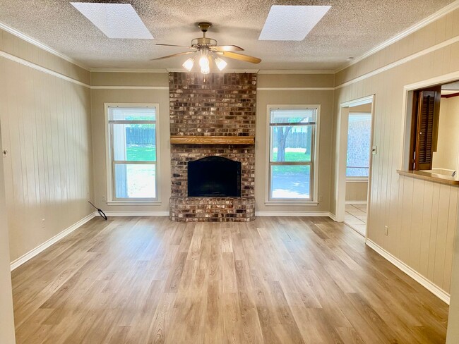 Building Photo - Lovely Home in Downtown Granbury