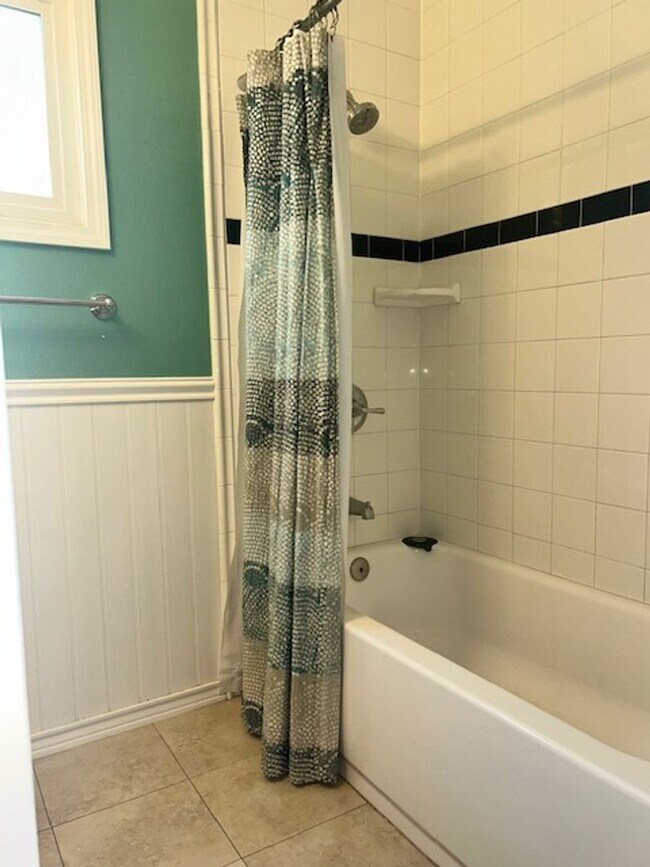 Building Photo - Beautiful Spacious 2Bd/2Bth with Bonus Family Room