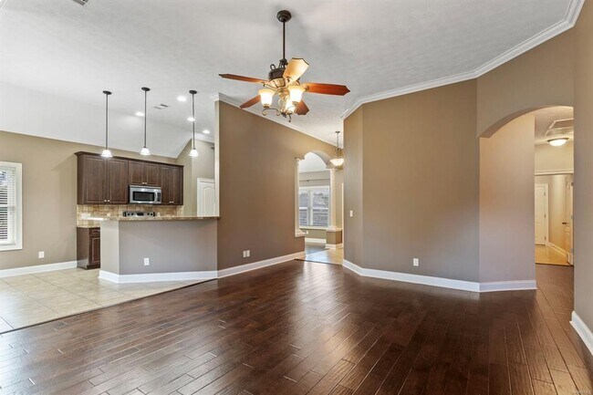 Building Photo - 704 Briarcliff Pl