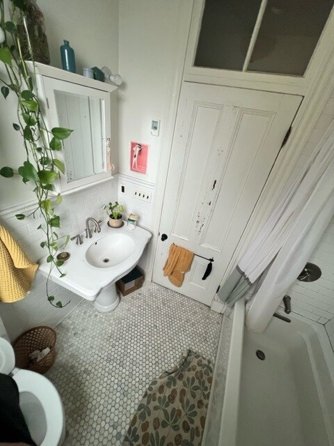 Building Photo - 184 School St