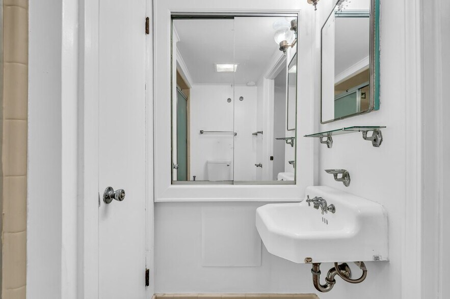 Building Photo - 905 8th Ave N