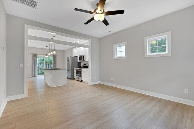 Building Photo - Spacious 3BR House in Wilmington - Newer C...