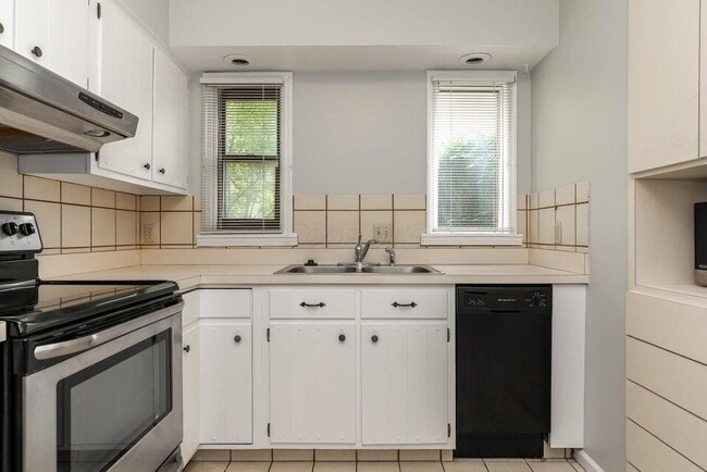 Building Photo - 2806 Downing Way