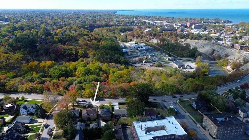 Building Photo - 2025 Riverside Dr