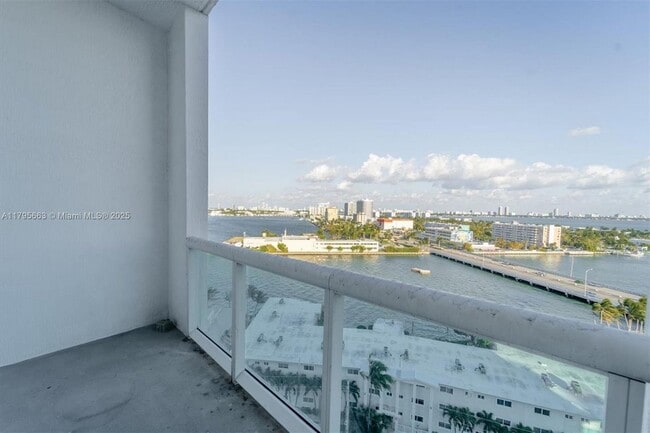 Building Photo - 7910 Harbor Island Dr