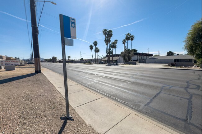 Building Photo - 2Bed/1.5Bath Ground Floor Townhouse at Glendale Ave/27th Ave! Ready for Immediate Move-In! -- GAR...