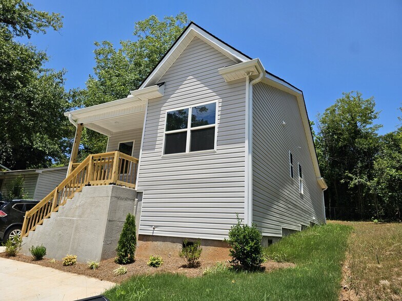Building Photo - 305 Appian Dr