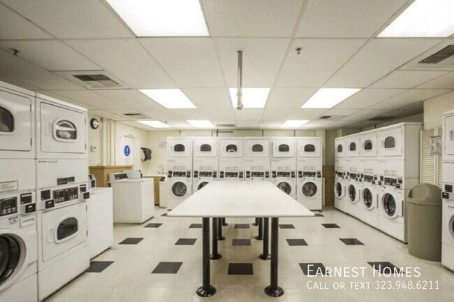 Building Photo - 2160 Century Pk E