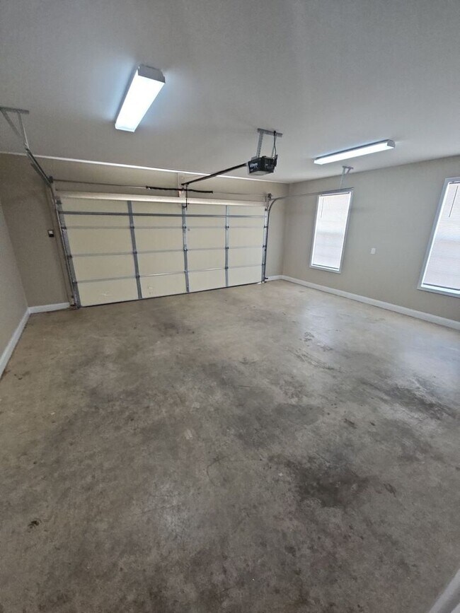 Building Photo - 2015 Reserve Dr