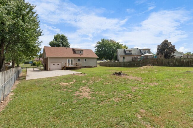 Building Photo - Newly renovated three bedroom home for ren...