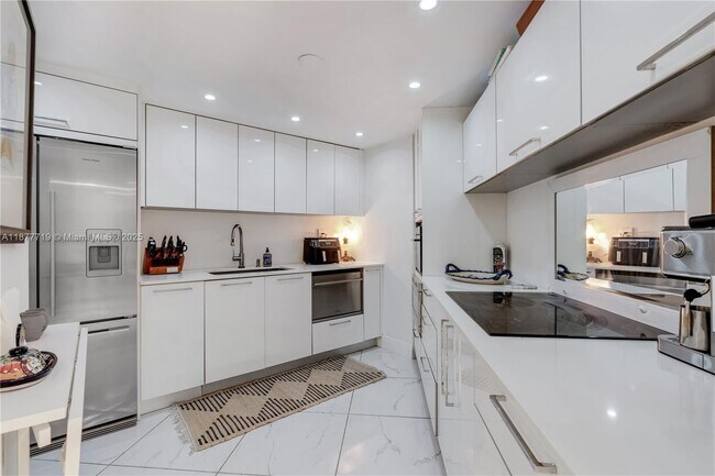 Building Photo - 825 Brickell Bay Dr