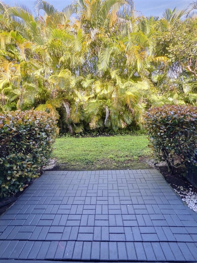 Building Photo - 1992 Alamanda Way