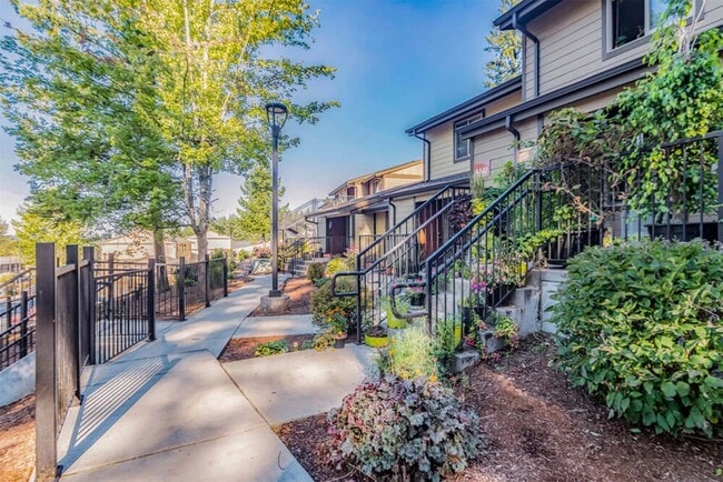 Building Photo - 855 NE Hill Way