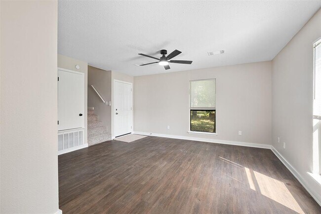 Building Photo - 200 Concho St