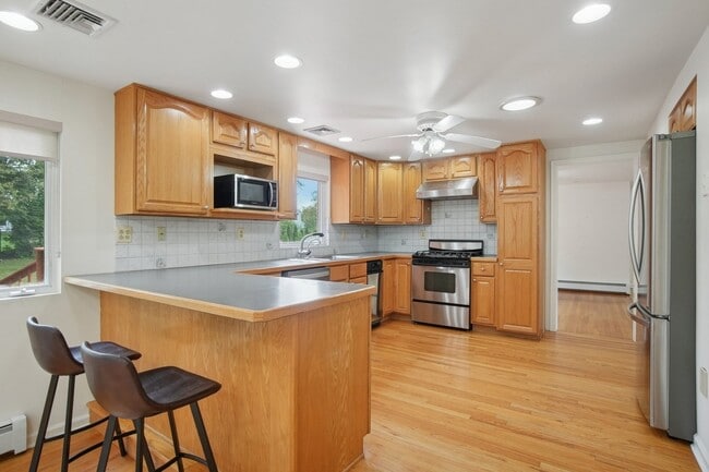 Building Photo - 34 Lewis Dr