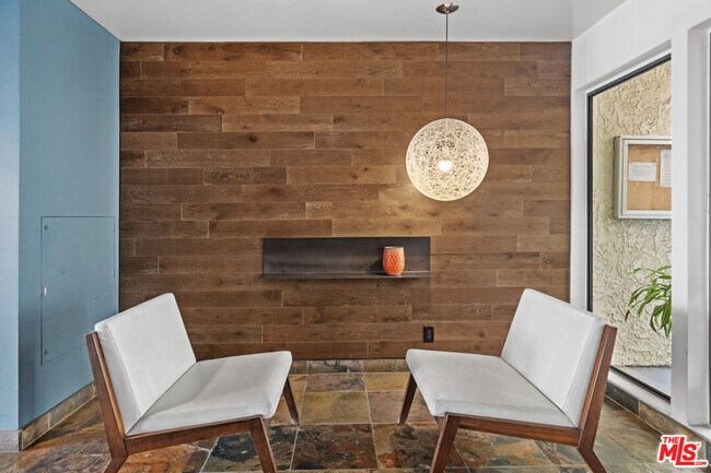Building Photo - 8400 De Longpre Ave