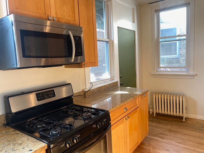 Building Photo - 3654 N Janssen Ave