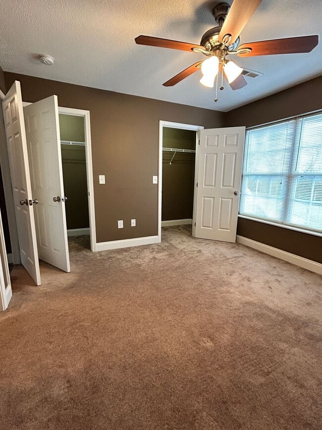 Building Photo - 310 Oak Vista Dr