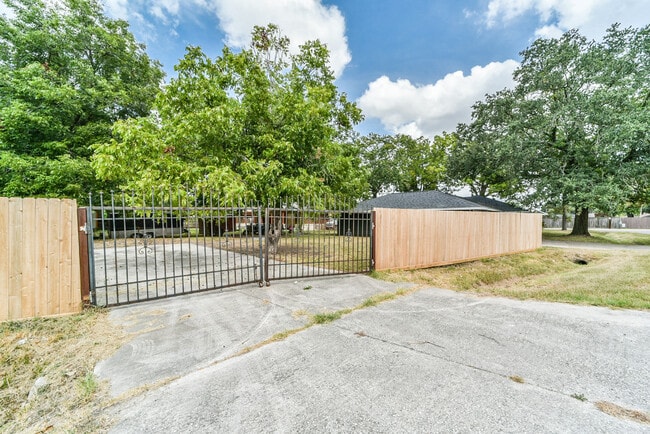 Building Photo - 318 E Mitchell Rd