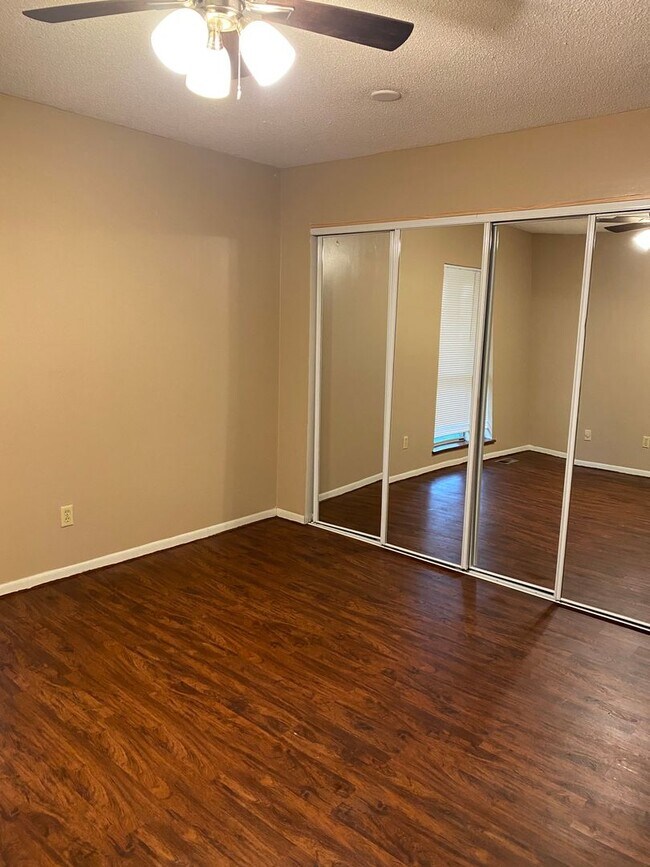 Building Photo - 3 Bedroom 2 Bath Close to the U of M Avail...