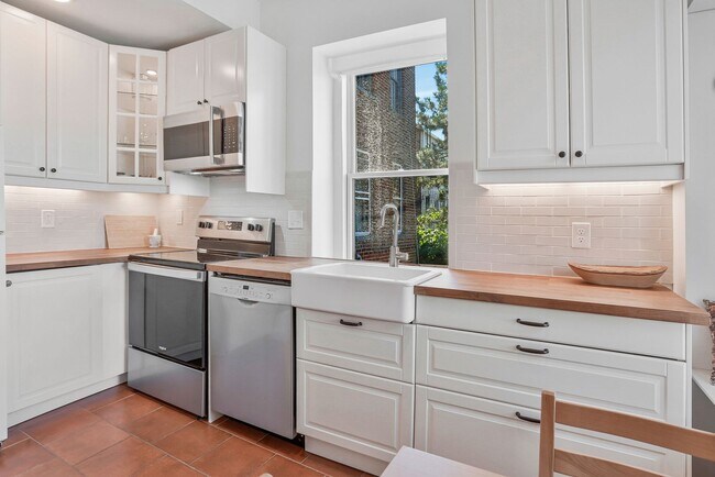 Building Photo - Kalorama Apartment – Renovated One-Bedroom with Private Balcony