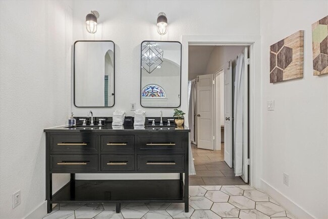 Building Photo - 2106 Kenwood Ave