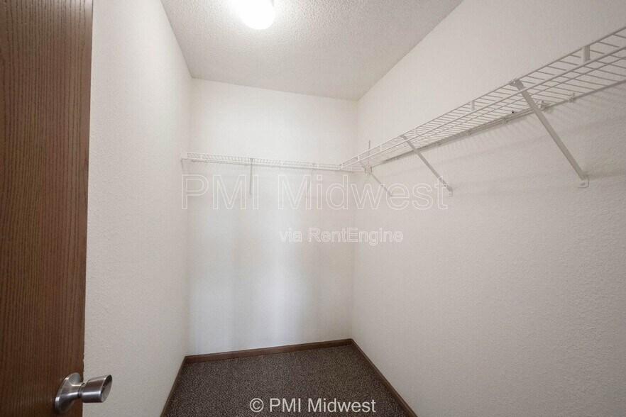 Building Photo - 10325 Liverpool Way