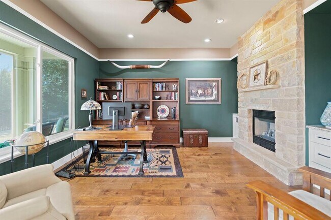 Building Photo - 121 Vinca Dr