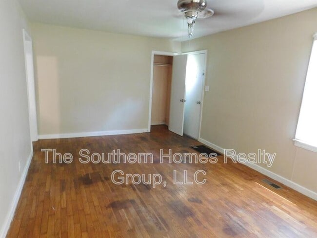 Building Photo - 1704 Shady Dr