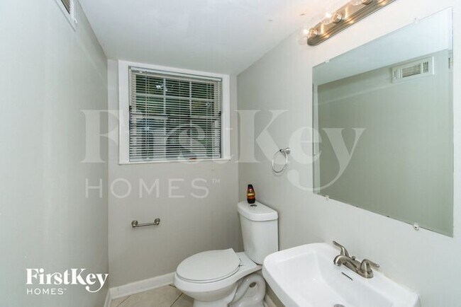 Building Photo - 302 Woodstock Dr SW