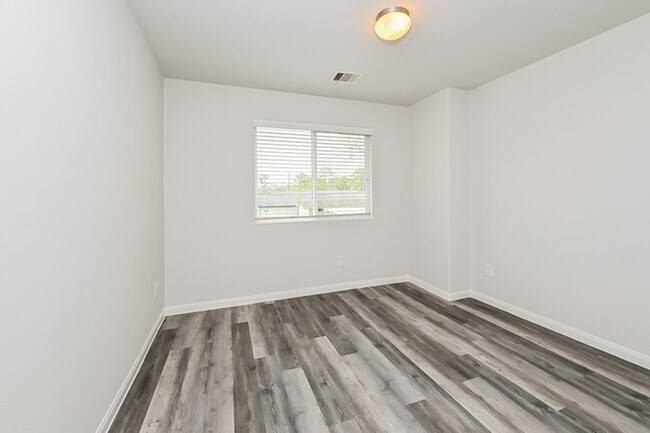 Building Photo - 5843 Northern Oak St