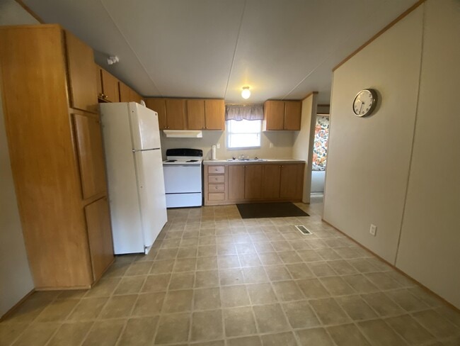 Building Photo - 2665 Douglas Rd