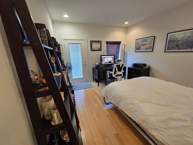 Secondary bedroom w/queen murphy bed - 1013 V St NW