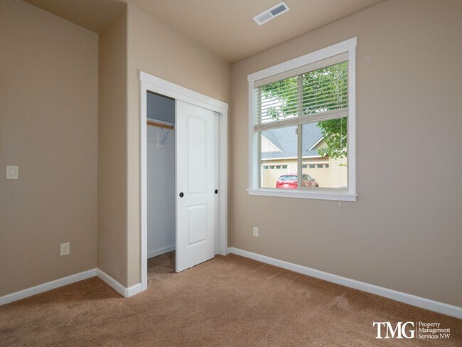Building Photo - Centrally Located Townhome with Attached Garage & AC