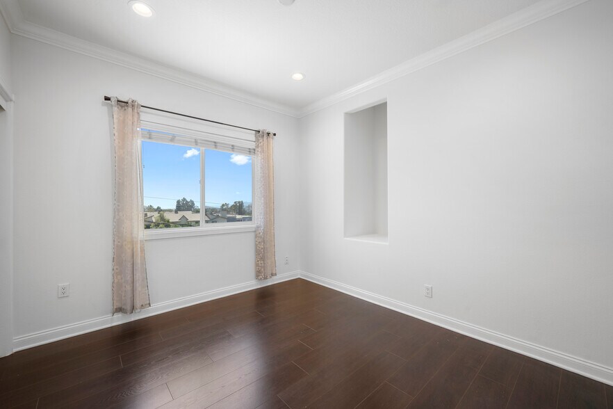 Building Photo - 540 E Angeleno Ave