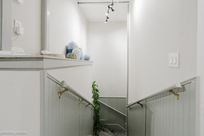 Building Photo - 4 Raymond Ave